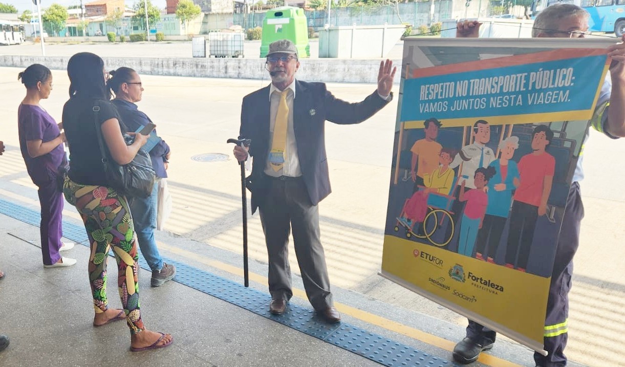 pessoas no terminal de parangaba